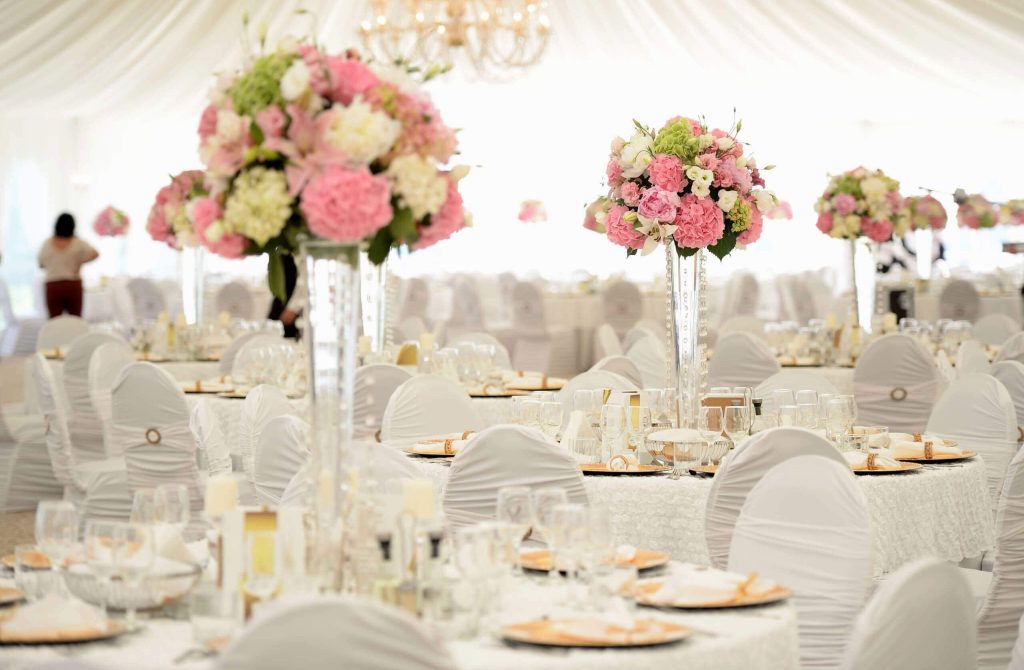 Dekoracje ślubne w Hiszpanii z aranżacją strefy ceremonii, kwiatami i romantyczną atmosferą